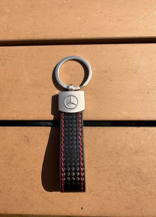 Porte clés Mercedes noir et rouge neuf, marque: Mercedes, état: Neuf sans étiquette, 18,00 €, 19,60 € Protection acheteurs incluse
