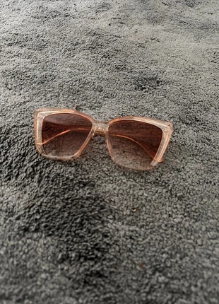 Beige zonnebril, staat: Heel goed, € 2,00, € 2,80 inclusief Kopersbescherming