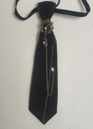 Corbata negra de mujer con broche vintage y cadenas, marque: Local, état: Neuf sans étiquette, 12,00 €, 13,30 € Protection acheteurs incluse