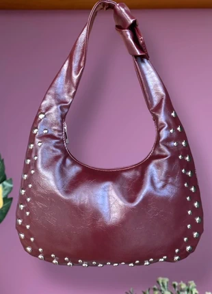 Bolso burdeos con tachuelas, brand: Boutique Italiana, condizioni: Nuovo senza cartellino, €16.00, €17.50 include la Protezione acquisti