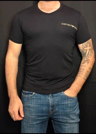 T-shirt Armani Oversize Slim Modern Vintage Black, marke: Armani, zustand: Sehr gut, größe: S, 6,99 €, 8,04 € inklusive Vinted-Käuferschutz