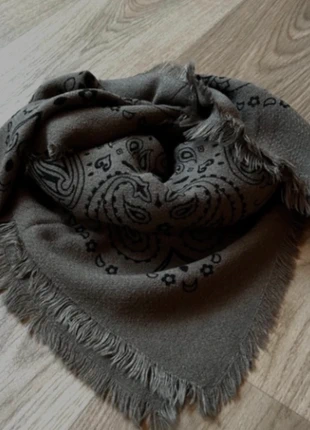 Bandana Kaki -Noir. Laine, marque: 90x90, état: Neuf sans étiquette, 32,00 €, 34,30 € Protection acheteurs incluse