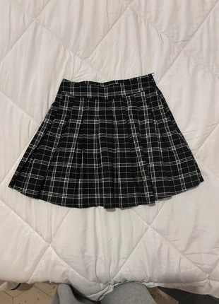 Gonna a pieghe tartan nera e bianca, marke: Stradivarius, zustand: Sehr gut, größe: XS / 34 / 6, 10,00 €, 11,20 € inklusive Vinted-Käuferschutz