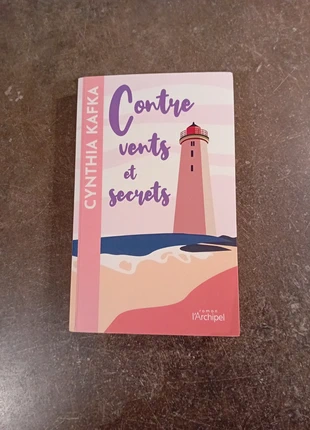 Livre Contre vents et secrets - Cynthia Kafka, état: Très bon état, 5,00 €, 5,95 € Protection acheteurs incluse