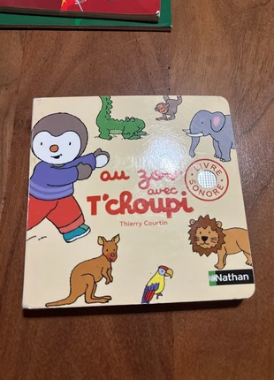 Livre cartonné au sol avec tchoupi, état: Bon état, 2,00 €, 2,80 € Protection acheteurs incluse