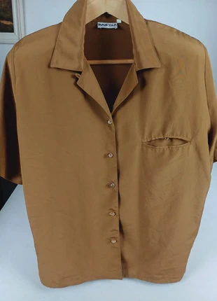 A1419 - Camisa castanha curta de cetim com ombreiras Pop Vag (M/L) | Vintage Glam Satin Power Blouse, marque: pop vag, état: Très bon état, taille: M / 38 / 10, 24,00 €, 25,90 € Protection acheteurs incluse