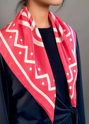 Carré de soie 66 cm – Ok, le Chien | Collection Maya Pop | AKÅSA Biarritz, marque: AKASABiarritz, état: Neuf sans étiquette, 59,90 €, 63,60 € Protection acheteurs (Pro) incluse