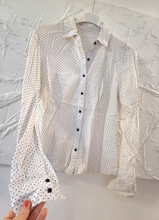 Camicia a pois bianca e nera elasticizzata con bottoni sfiancata, marke: Pois, zustand: Sehr gut, größe: S / 36 / 8, 7,50 €, 8,58 € inklusive Vinted-Käuferschutz