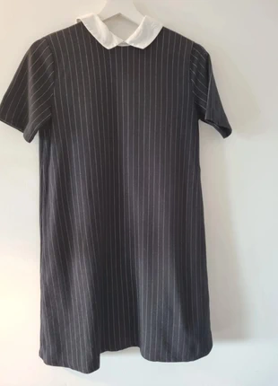 Robe noire Pull&bear à rayures blanches – col blanc, marca: Pull & Bear, estado: Muito bom, tamanho: S / 36 / 8, €5.00, €5.95 inclui Proteção do Comprador