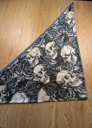 Châle tête de mort rock avec pince très bon état, marca: Vintage Dressing, estado: Muy bueno, 8,99 €, 10,14 € Protección al comprador incluida