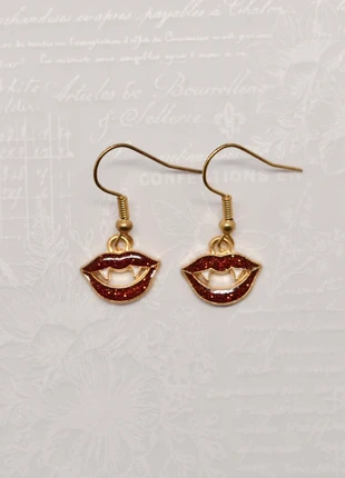 Red lips gold earrings, marca: Local, estado: Novo sem etiquetas, €1.00, €1.75 inclui Proteção do Comprador