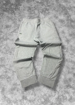 Jogging Lacoste gris logo brodé coupe slim - XS, marque: Lacoste, état: Très bon état, taille: XS / 34 / 6, 24,90 €, 26,85 € Protection acheteurs incluse