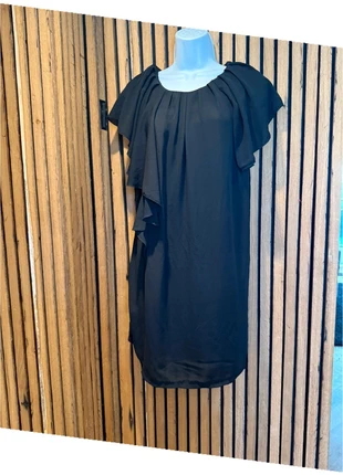 Zwarte asymmetrische jurk met volantdetails Uitverkoop Wow Sale, merk: MODEL, staat: Heel goed, maat: M / 38 / 10, € 6,50, € 7,53 inclusief Kopersbescherming