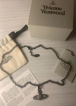 Vivienne Westwood collana con pendente saturno nero - Mini Bas Relief Pendant Necklace Black, brand: Vivienne Westwood, condizioni: Nuovo con cartellino, €80.00, €84.70 include la Protezione acquisti