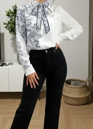 Chemise blanche à imprimé bleu avec nœud lavallière – Taille S, estado: Muito bom, tamanho: S / 36 / 8, €29.90, €32.10 inclui Proteção do Comprador Pro