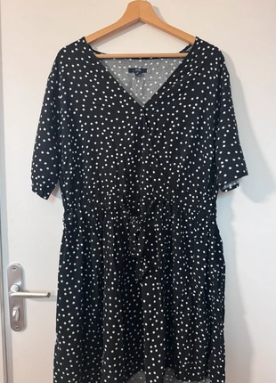 Robe Kiabi à pois noirs et blancs, taille 46, en très bon état 🌟, marque: Kiabi, état: Très bon état, taille: XXXL / 46 / 18, 8,00 €, 9,10 € Protection acheteurs incluse