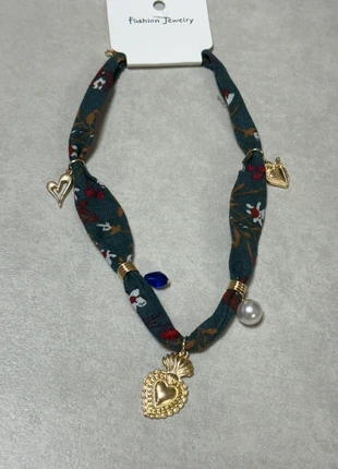 Collana cuore sacro con tessuto, brand: Fashion Jewelry, condizioni: Nuovo con cartellino, €2.00, €2.80 include la Protezione acquisti