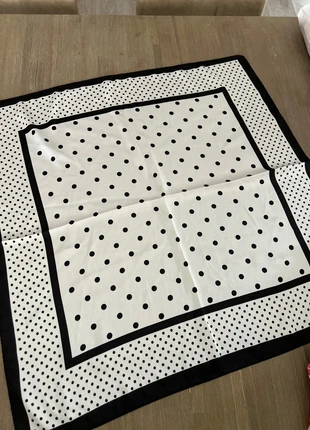 Foulard carré rétro blanc et noir pois, marke: Boutique indépendante, zustand: Neu, 10,00 €, 11,20 € inklusive Vinted-Käuferschutz