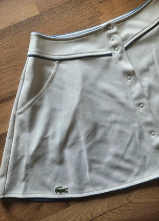 Jupe mini tennis vintage évasée blanche & bleue avec fermeture boutons pression de chez Lacoste, brand: Lacoste, condizioni: Ottime, taglia: L / IT 44 / EU 40, €30.00, €32.20 include la Protezione acquisti