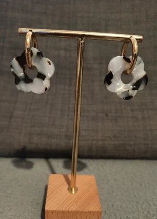 Créoles couleur or avec fleurs noires et blanches, brand: Satine, condizioni: Ottime, €11.00, €12.25 include la Protezione acquisti