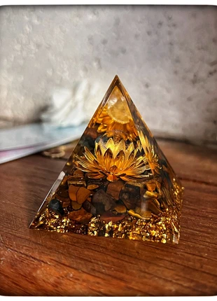 Pyramide d’orgonite – Lotus & Œil de Tigre – Énergie positive & protection, marque: ZEN, état: Très bon état, 16,50 €, 18,03 € Protection acheteurs (Pro) incluse