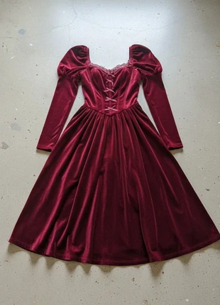 Robe médiévale velours bordeaux – élégante, romantique, cintrée, manches longues, vintage, marque: Maison Écarlate d’Aranel, état: Très bon état, taille: M / 38 / 10, 89,90 €, 95,10 € Protection acheteurs (Pro) incluse