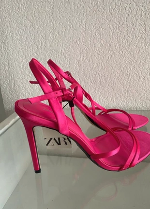Sandales à talon Zara neufs, marque: Zara, état: Neuf avec étiquette, taille: 39, 39,00 €, 41,65 € Protection acheteurs incluse