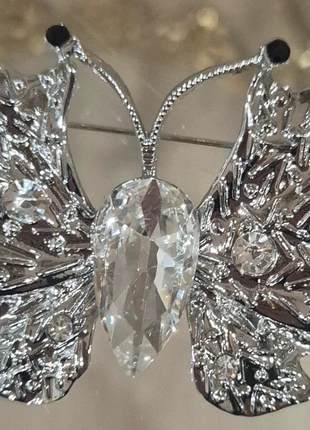 Broche papillon argentée strass, merk: Papillon, staat: Nieuw zonder prijskaartje, € 10,00, € 11,20 inclusief Kopersbescherming