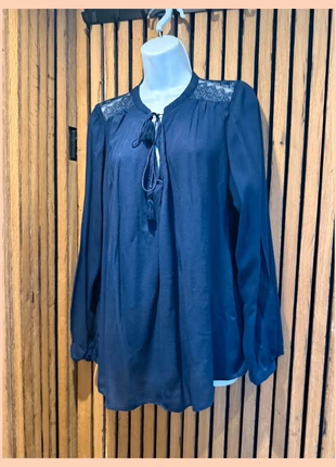 Sale Donkerblauwe blouse met kantdetails van Camaïeu maat 42 Uitverkoop, marque: Camaïeu, état: Bon état, taille: XL / 42 / 14, 5,00 €, 5,95 € Protection acheteurs incluse