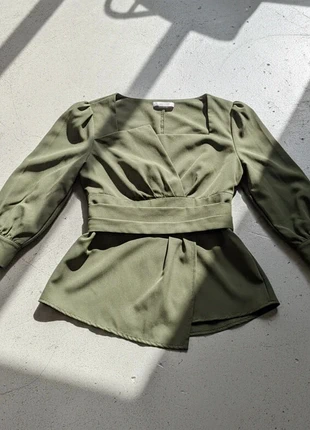 Chemise verte élégante – col carré, manches bouffantes, cintrée, brand: Maison Dareléa, condition: Very good, size: M / 38 / 10, €49.90, €53.10 includes Buyer Protection