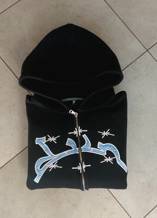 Hoodie Divinbydivin-Zip à capuche noir logo brodé bleu-Taille L(taille comme M)-Très bon état-Coton, brand: Divinbydivin, condition: Very good, size: M, €65.00, €68.95 includes Buyer Protection