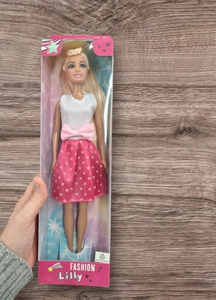 Poupée Fashion Lilly Jupe Rose à Pois & Nœud Papillon, marke: fashion lilly, zustand: Sehr gut, größe: 3 Jahre / 98, 10,00 €, 11,20 € inklusive Vinted-Käuferschutz