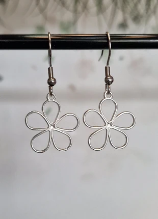 Zilverkleurige oorbellen daisy, staat: Heel goed, € 1,50, € 2,28 inclusief Kopersbescherming