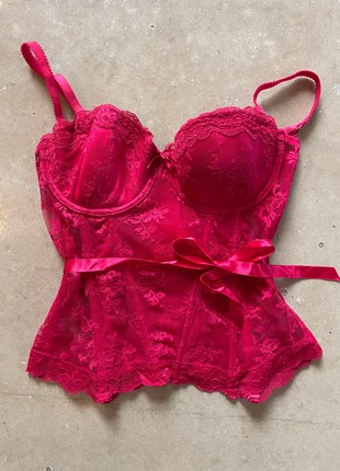 H&M Red lace corset top – festive lingerie style, perfect for Christmas – size 75C, merk: H&M, staat: Heel goed, € 12,00, € 13,30 inclusief Kopersbescherming