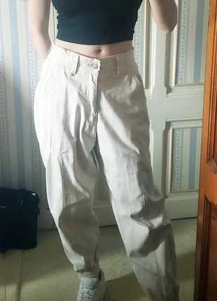 Joli pantalon beige crème style cargo jambes larges et serré aux chevilles, marque: Pull & Bear, état: Très bon état, taille: XS / 34 / 6, 8,00 €, 9,10 € Protection acheteurs incluse