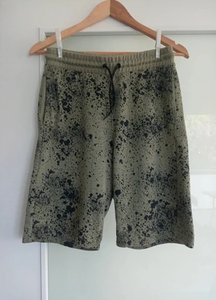 Pantalón corto en color verde caqui con estampado efecto salpicaduras en negro, marca: H&M, estado: Muito bom, tamanho: S, €5.00, €5.95 inclui Proteção do Comprador