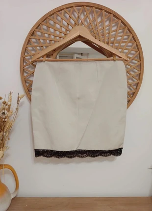 Falda beige con detalle de encaje marrón en el bajo, brand: Local, condizioni: Nuovo con cartellino, taglia: M / IT 42 / EU 38, €49.00, €52.15 include la Protezione acquisti