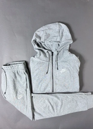 Ensemble survêtement Nike – Taille S, marque: Nike, état: Très bon état, taille: S, 39,00 €, 41,65 € Protection acheteurs incluse