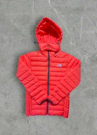 Doudoune The North Face rouge Femme taille M chaude et légère avec capuche, merk: The North Face, staat: Heel goed, maat: M / 38 / 10, € 50,00, € 53,20 inclusief Kopersbescherming
