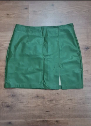 Falda Stradivarius 40 Verde / Stradivarius Skirt 40 Green Faux Leather, marque: Stradivarius, état: Très bon état, taille: L / 40 / 12, 4,00 €, 4,90 € Protection acheteurs incluse