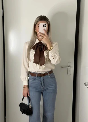 Blouse crème à volants et grand nœud marron, élégante et féminine chic. Taille M, brand: Wonat, condizioni: Ottime, taglia: M / IT 42 / EU 38, €42.90, €45.75 include la Protezione acquisti