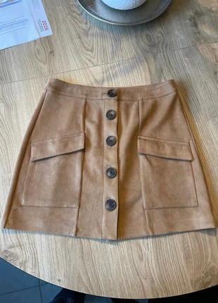 Mini jupe effet daim, merk: Stradivarius, staat: Heel goed, maat: L / 40 / 12, € 4,00, € 4,90 inclusief Kopersbescherming