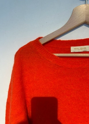 Trui rood, merk: Mika Elles, staat: Heel goed, maat: Universele maat, € 6,00, € 7,00 inclusief Kopersbescherming