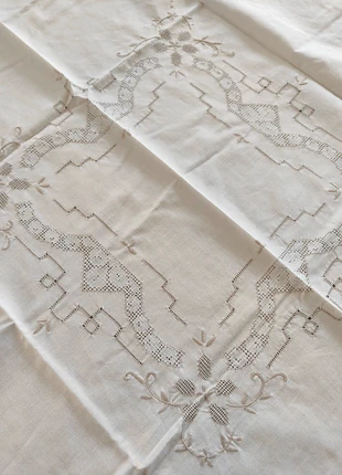 Tissu blanc brodé, marque: TISSU, état: Très bon état, 5,00 €, 5,95 € Protection acheteurs incluse