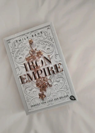 🏰 Buch Roman Fantasy Romantasy | Iron Empire Emily Bähr | Farbschnitt, staat: Heel goed, € 7,50, € 8,58 inclusief Kopersbescherming