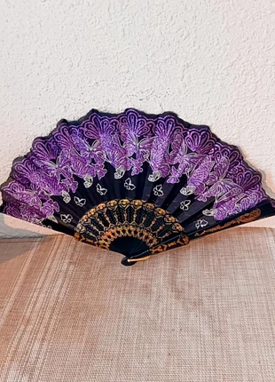 🦋 Éventail décoratif noir et violet – motif papillons pailletés, brand: Inconnu, condition: Very good, €5.00, €5.95 includes Buyer Protection