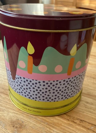 Verjaardags Koekjestrommel met muziek 🎵happy bday🥳, merk: HEMA muziekblik, staat: Heel goed, € 5,00, € 5,95 inclusief Kopersbescherming