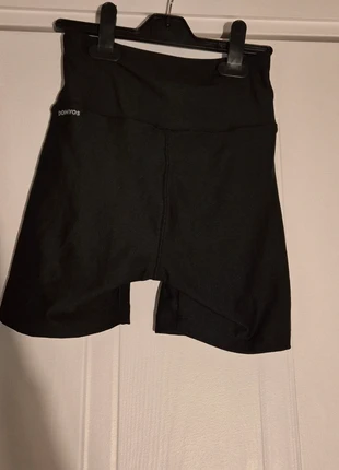 Short de sport jamais porté, brand: Domyos, condizioni: Nuovo senza cartellino, taglia: XXS / IT 36 / EU 32, €3.00, €3.85 include la Protezione acquisti