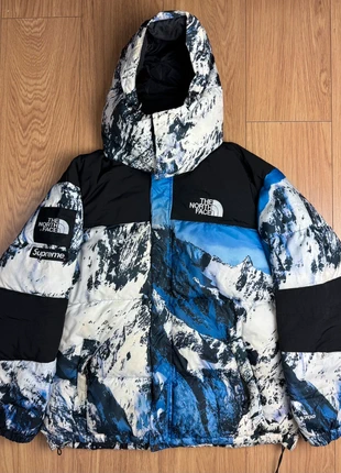 The North Face x Supreme Nuptse Snow Mountain – Maat M – Limited Edition, merk: The North Face, staat: Heel goed, maat: M, € 399,00, € 419,65 inclusief Kopersbescherming