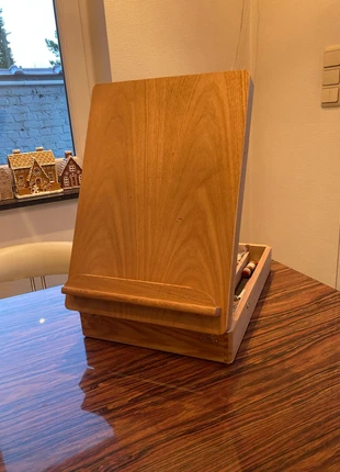 Draagbare ezel met verftubes, staat: Goed, € 10,00, € 11,20 inclusief Kopersbescherming